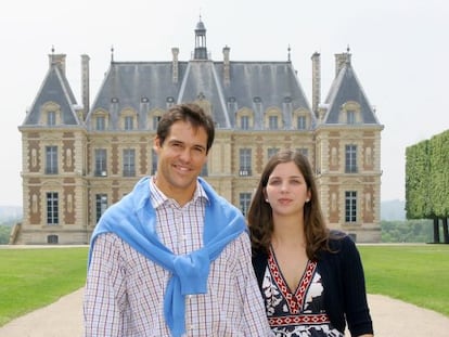 Luis Alfonso de Borb&oacute;n, duque de Anjou, con su esposa, Margarita, frente al castillo de Sceaux.