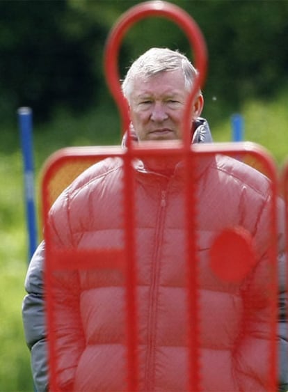 Alex Ferguson, durante el entrenamiento de ayer en Manchester.