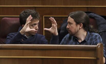 Pablo Iglesias e Íñigo Errejón conversan en sus escaños del Congreso de los Diputados.