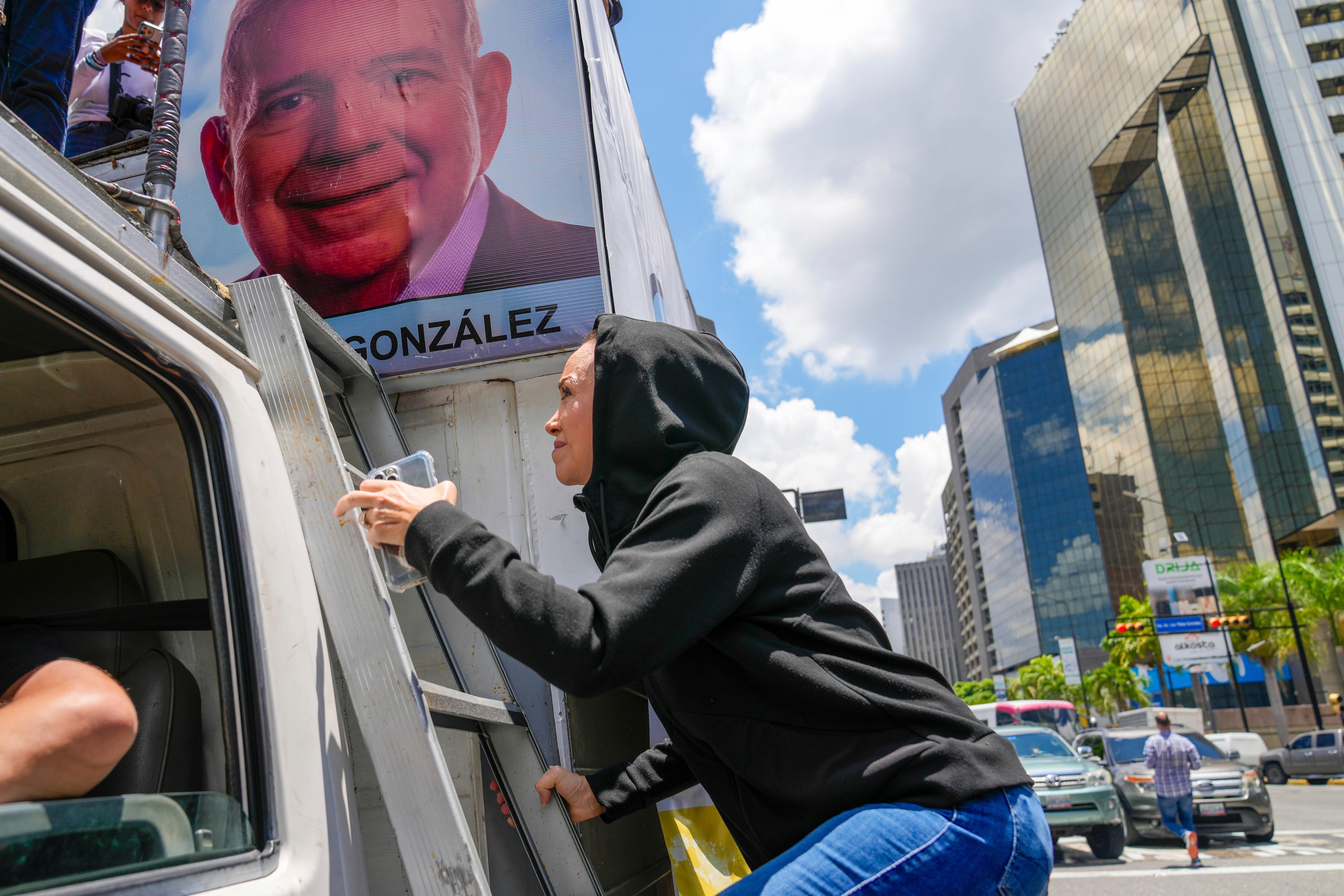 La oposición venezolana sale a la calle ante un gran despliegue policial 