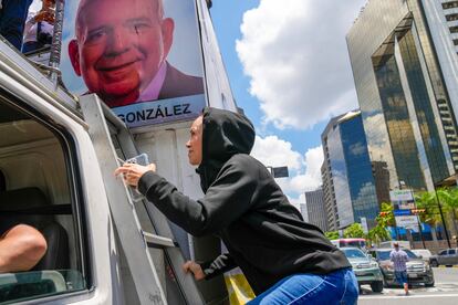 La líder de la oposición, María Corina Machado, ha llegado a la concentración en Caracas este sábado. Vestida con un jean y un suéter negro que cubría con una capucha gran parte de su rostro, la opositora se ha subido a un vehículo donde ha sido abrazada y saludada por algunos dirigentes como Delsa Solórzano, Alfredo Ramos, Biagio Pilieri y César Pérez Vivas.