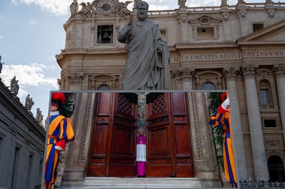Los fieles observan el cierre de la puerta de la Capilla Sixtina en una televisión instalada en la plaza de San Pedro, este miércoles.