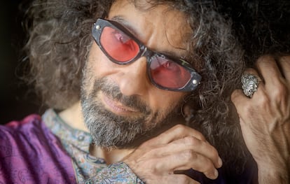 Ara Malikian toca un violín imaginario.