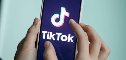 Logo de TikTok en un móvil. 