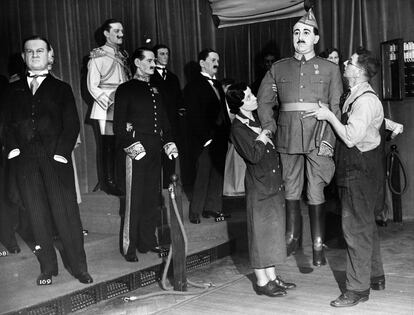 Unos operarios colocan la figura de Franco en el Museo de Cera de Blackpool en 1939. Esta nostalgia no, caca.