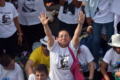 Católicos participan en la ceremonia de beatificación de Óscar Romero en San Salvador este sábado, 23 de mayo de 2015.