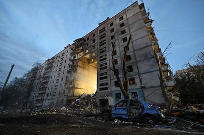 Edificio residencial bombardeado en un ataque ruso esta madrugada, en Zaporiyia. 