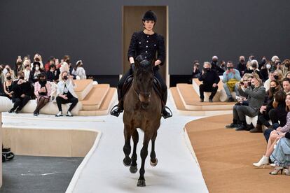 Carlota Casiraghi y Tintero. El 25 de enero de 2022 la hija de Carolina de Mónaco abrió el desfile de alta costura de Chanel apareciendo sobre la pasarela a lomos de un precioso caballo castaño español de ocho años de nombre Kuskus, creando uno de esos momentos de moda para la historia. La “princesa de Europa” lleva montando desde los cuatro años, ha competido en diversos campeonatos de salto e incluso hizo famosos a sus dos caballos predilectos, Troy y Tintero, al posar con ellos en las páginas de Vogue USA ante el objetivo de Mario Testino en 2010 y para una campaña de Gucci en 2012. En 2014 Casiraghi tuvo una importante caída de Tintero durante el Salto Eiffel de París y en 2018 decidió venderlo durante su segundo embarazo.