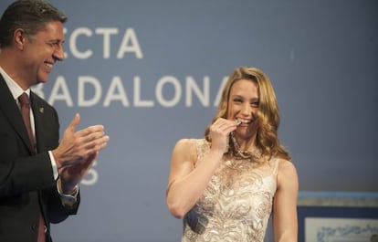 Mireia Belmonte, con el alcalde Garcia Albiol.