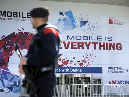 Un agent davant la porta d'entrada de la Fira.