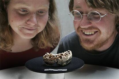 Montse Sanz y Joan Daura, con la mandíbula de neandertal, ayer en Barcelona.