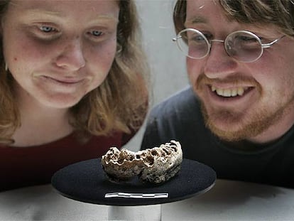 Montse Sanz y Joan Daura, con la mandíbula de neandertal, ayer en Barcelona.
