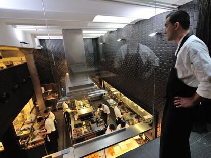 Vista de la cocina, que dirige Paolo Casagrande; a la derecha, sala de Lasarte, que lidera Joan Carles Ib&aacute;&ntilde;ez.