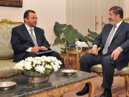 El presidente Morsi, a la derecha, con el primer ministro Kandil la semana pasada.