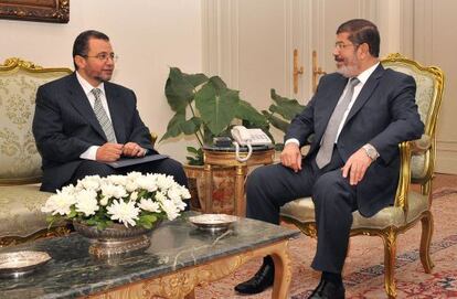 El presidente Morsi, a la derecha, con el primer ministro Kandil la semana pasada.