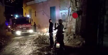 Bombers i serveis d'emergència després del terratrèmol d'Ischia.