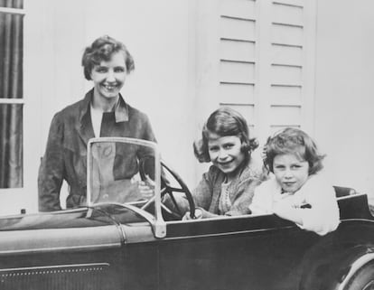 Las princesas Isabel y Margarita junto a su niñera, Marion Crawford. 