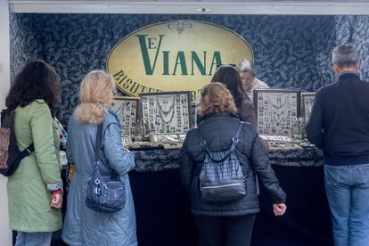 Varias personas observan un puesto durante la XXXVII Feria Mercado de Artesanía de la Comunidad de Madrid, en el Paseo de Recoletos, a 1 de diciembre de 2024, en Madrid (España).