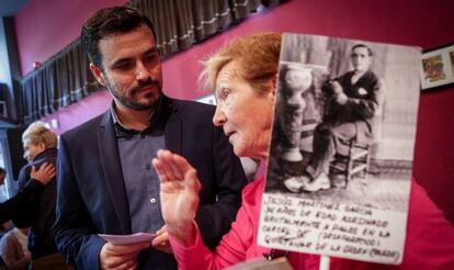Alberto Garzón, junto a una víctima del franquismo, hoy en Madrid.
