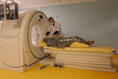 Un técnico de radiología prepara a un paciente para someterse a una tomografía computarizada, gracias a una máquina financiada por el programa de conversión de deuda, en el Instituto Nacional de Hepatología y Virología de Nuakchot, el 19 de febrero de 2025.