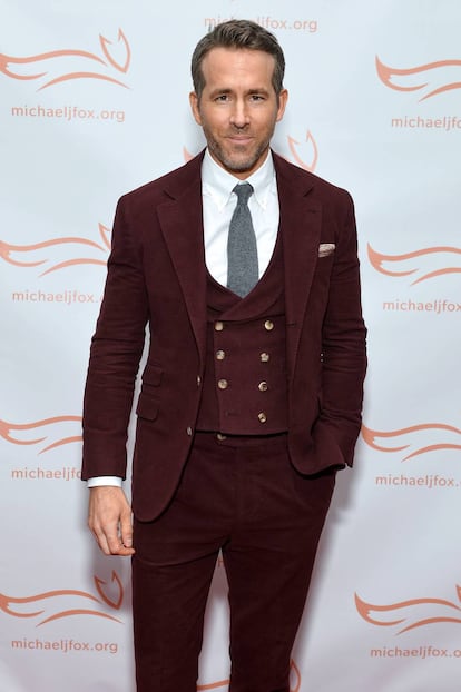 Ryan Reynolds eligió un traje de terciopelo granate para acudir a la gala benéfica de la fundación de The Michael J. Fox.