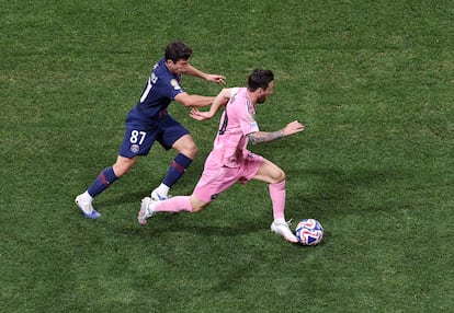 Messi frente a Neves, en el partido entre el Inter de Miami y el PSG.