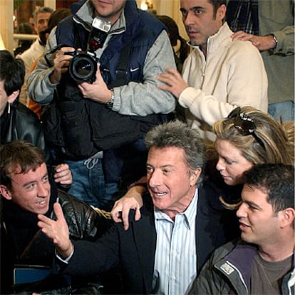 Hoffman, retratado entre los fotógrafos que trataban de captar su imagen hoy en Madrid.