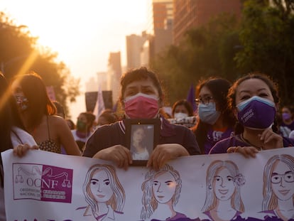 Mujeres recorren Paseo de la Reforma durante la marcha del 25 de noviembre de 2021, en Ciudad de México.