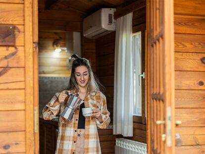Una chica sirviéndose un café en su casa.