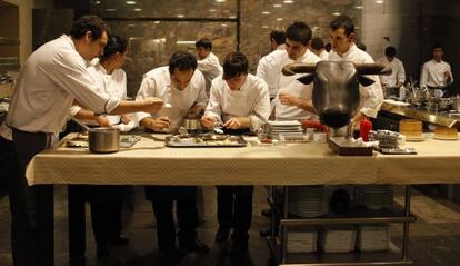 Imagen de j&oacute;venes chefs durante su entrenamiento en elBulli incluida en el libro &#039;Los aprendices de hechicero&#039;, de Lisa Abend. 