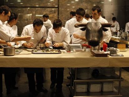 Imagen de j&oacute;venes chefs durante su entrenamiento en elBulli incluida en el libro &#039;Los aprendices de hechicero&#039;, de Lisa Abend. 