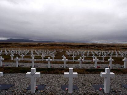 El cementerio de Darwin, con las tumbas de los soldados argentinos muertos durante la guerra contra el Reino Unido por las Islas Malvinas.