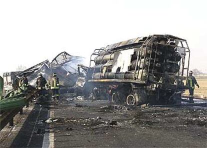 Restos del camión cargado con bombonas de hidrógeno que provocaron el incendio en el accidente múltiple en una autopista de Italia.