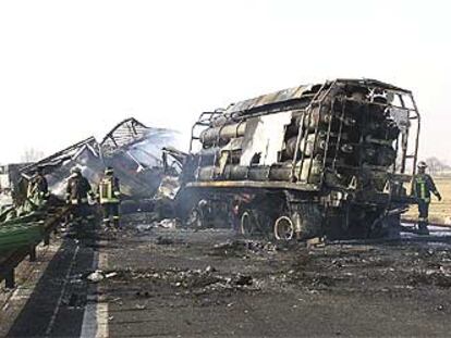 Restos del camión cargado con bombonas de hidrógeno que provocaron el incendio en el accidente múltiple en una autopista de Italia.