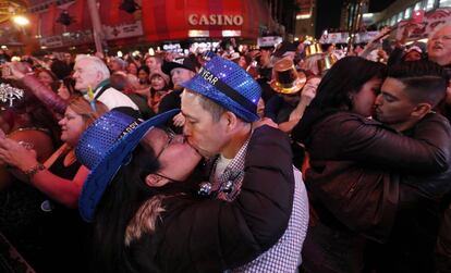 Varias parejas se besan durante la celebración de Año Nuevo en Las Vegas (EE UU).