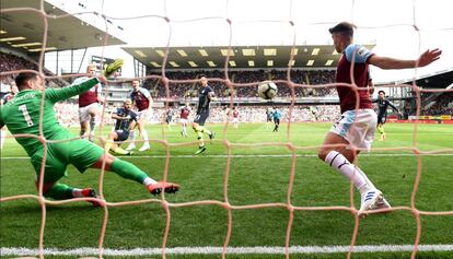 Lowton, del Burnley, intenta despejar el balón en la acción del 0-1.