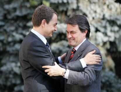 José Luis Rodríguez Zapatero i Artur Mas, a la seva arribada a la Moncloa, on van certificar amb una sessió fotogràfica l'acord global al qual van arribar sobre l'Estatut de Catalunya, el gener del 2006.