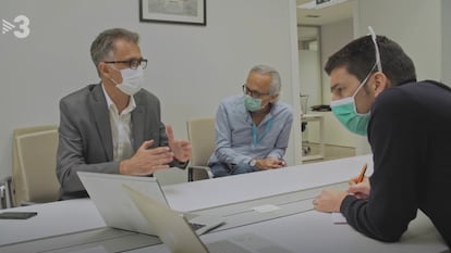 Oriol Mitjà (derecha) y Bonaventura Clotet (centro) en una imagen del documental de TV3 sobre su ensayo clínico.