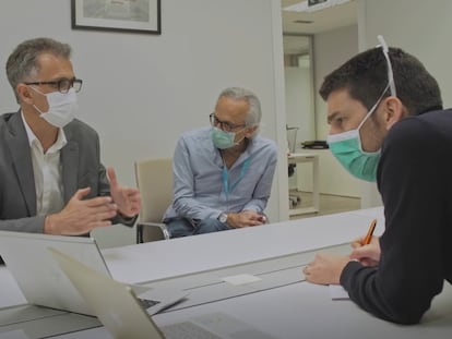 Oriol Mitjà (derecha) y Bonaventura Clotet (centro) en una imagen del documental de TV3 sobre su ensayo clínico.