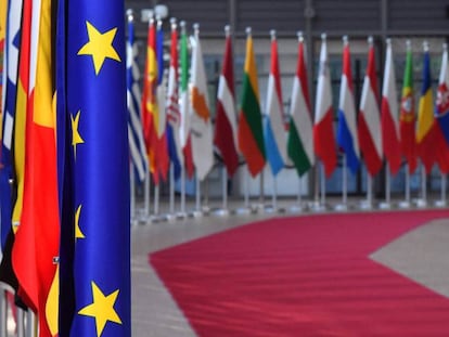 La bandera de la UE, junto a la de los demás países miembros.