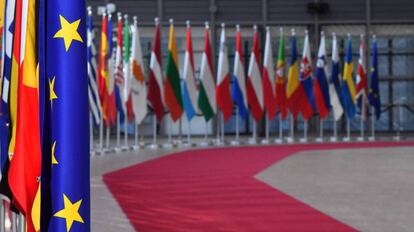 La bandera de la UE, junto a la de los demás países miembros.