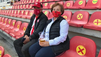 La pareja Torres y Cortés, durante el partido en el que regresaron los aficionados al estadio.