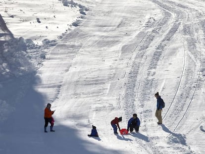 Pares i fills juguen a la neu a l'estació d'esquí de Masella.