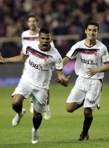 Alves celebra su gol al Barcelona.