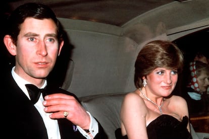 Era el año 1981 y Carlos y Diana se dirigían al teatro Goldmiths's Hall en el centro de Londres para una representación. Ella, que llevaba un vestido de Elizabeth and David Emanuel, tenía una expresión entre pícara y divertida.