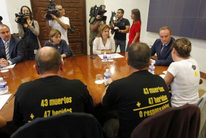 Los integrantes de la asociación de víctimas, de espaldas, ayer, durante su reunión con el presidente de la Generalitat y otros miembros del Consell.