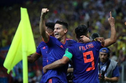 Falcao García celebra con James Rodríguez tras anotar el segundo gol del triunfo 3-0 sobre Polonia.