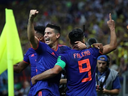 Falcao García celebra con James Rodríguez tras anotar el segundo gol del triunfo 3-0 sobre Polonia.