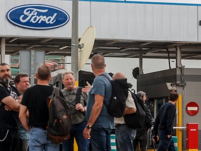 Varios trabajadores en la fábrica de Ford en Almussafes (Valencia), este miércoles.