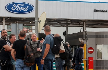 Varios trabajadores en la fábrica de Ford en Almussafes (Valencia), este miércoles.